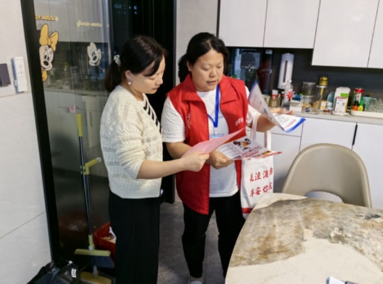 “雷小哨”網格員上戶走訪。受訪單位供圖