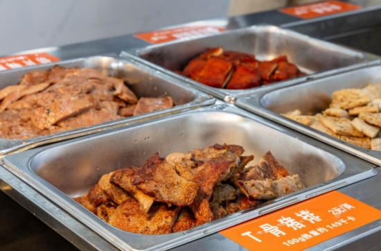 每样食物标明热量，便于师生自主选择搭配。袁誉峻摄
