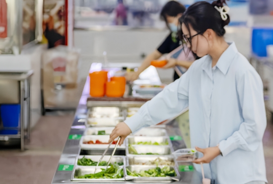 学生在减脂餐档口自选菜品。喻紫晴摄