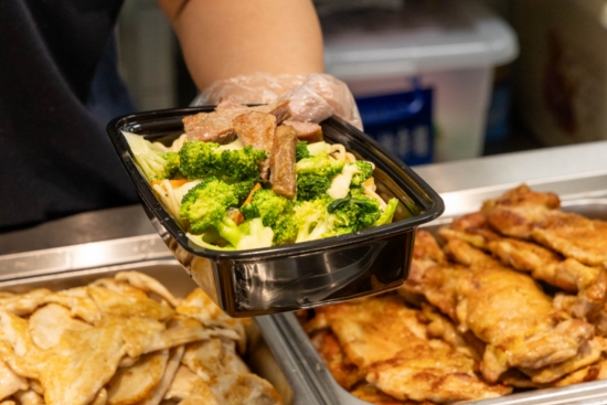 一份搭配好的”轻食“出餐。袁誉峻摄