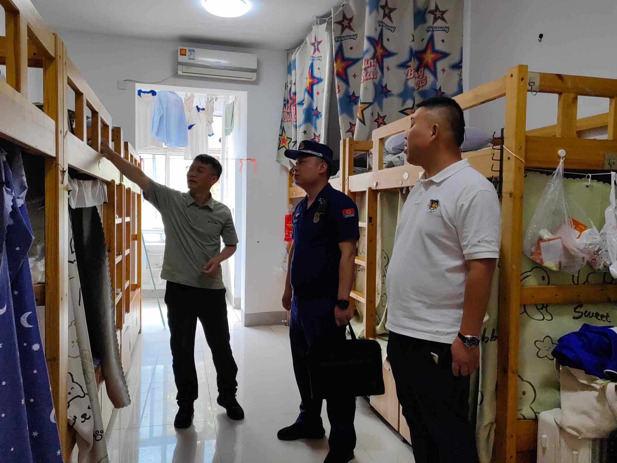 消防監督員深入高考考點進行消防安全檢查。受訪單位供圖