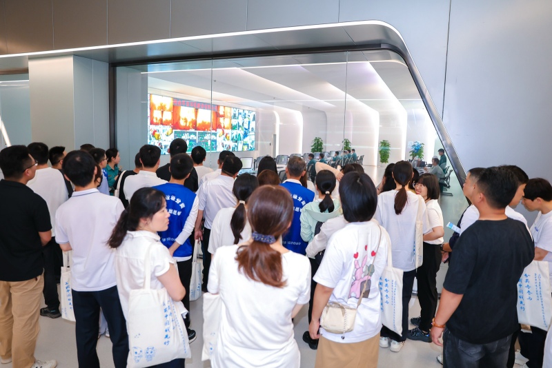市民、學生共同了解垃圾焚燒流程。受訪單位供圖