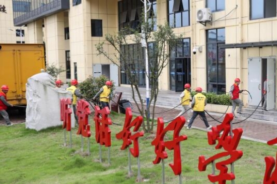 国网湖南电力工作人员在湘西龙山县高级中学考点开展保电工作。受访单位供图