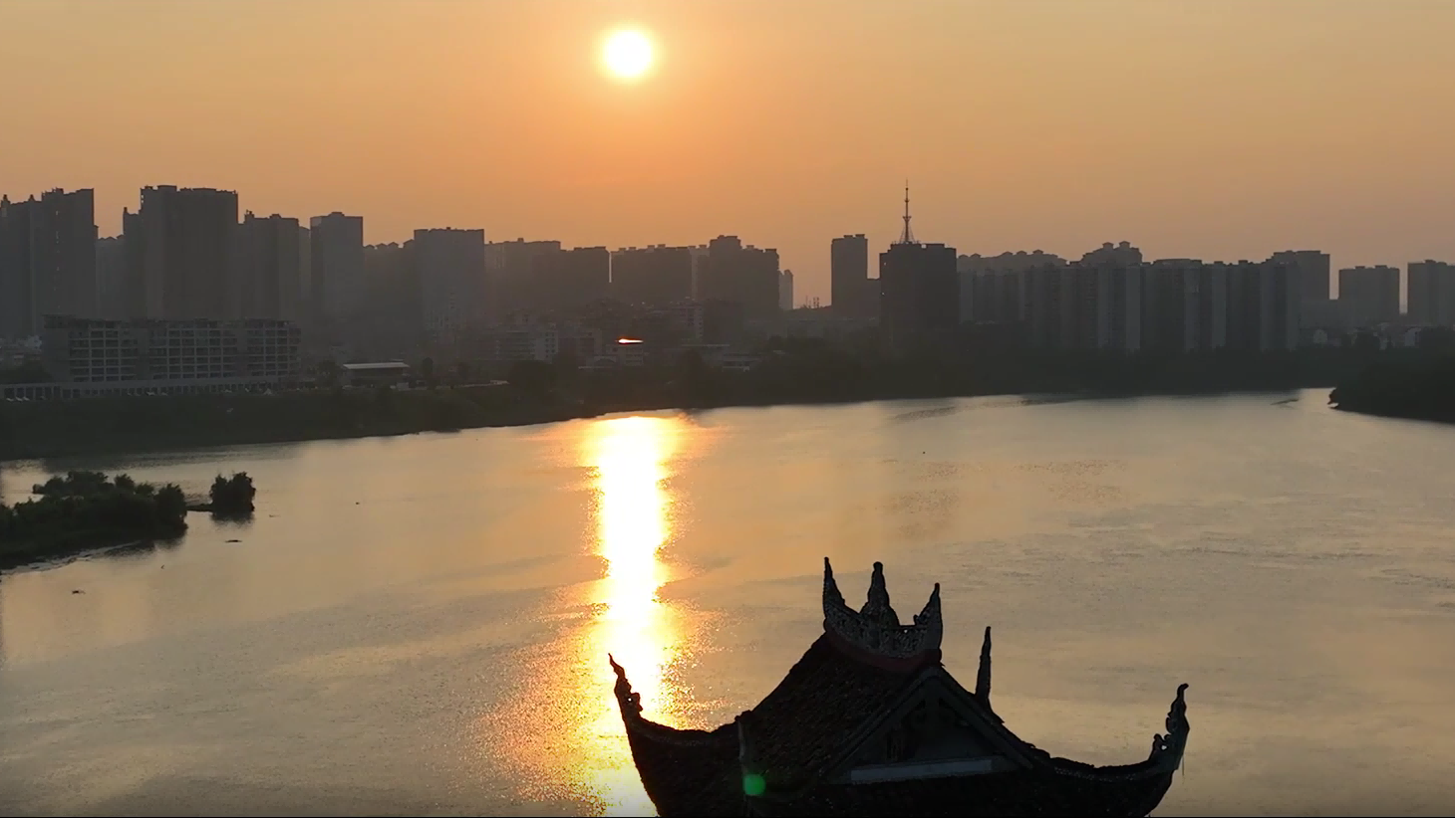 落日熔金，把黃昏寫成詩
