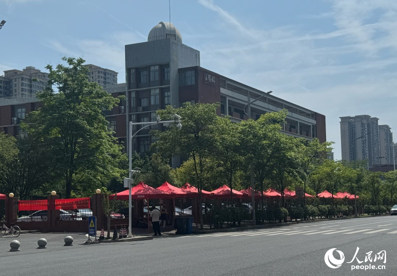 校门外搭设的遮阴棚。人民网记者林洛頫 摄