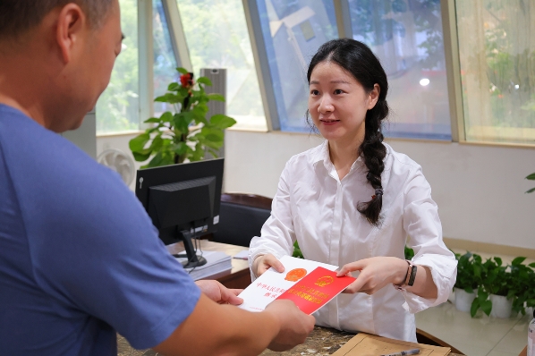 大厅普法。邓炳奎摄