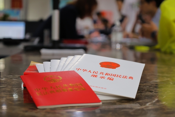 大厅普法。邓炳奎摄