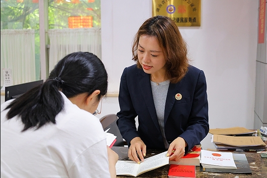 大厅普法。邓炳奎摄