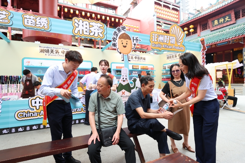 浦發銀行長沙分行工作人員在美食節現場向消費者提供專業的金融知識普及服務。單位供圖