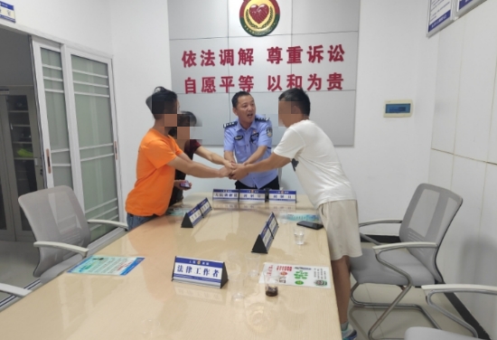 冷水滩分局样板社区警务室“老杜工作室”民警杜宏槐主持化解邻里纠纷。受访单位供图