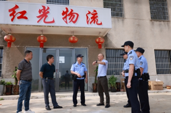 祁阳市公安局“项目警官”黎家坪派出所教导员何铁军带领民警到辖区物流园开展上门服务。受访单位供图