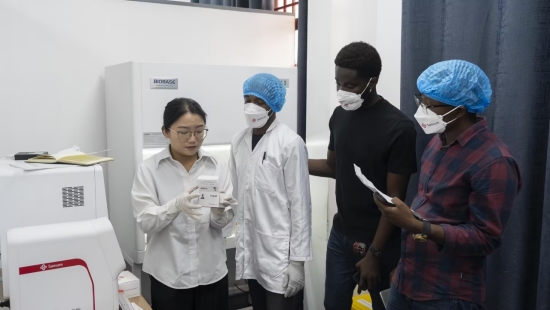 2024年，圣湘生物在加纳开展PCR技术培训，向实验室人员介绍了PCR的基本原理、操作步骤、注意事项和结果分析。受访单位供图