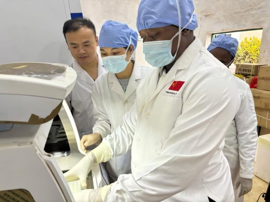 2025年圣湘生物助力塞拉利昂宫颈癌防控取得历史性突破。受访单位供图