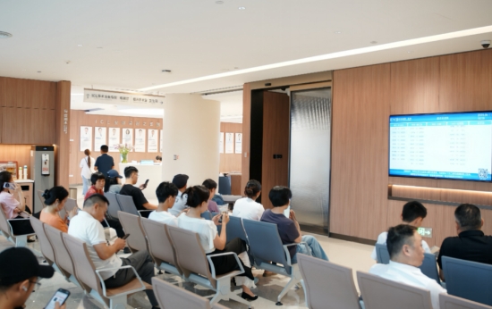 醫院候診區。受訪單位供圖