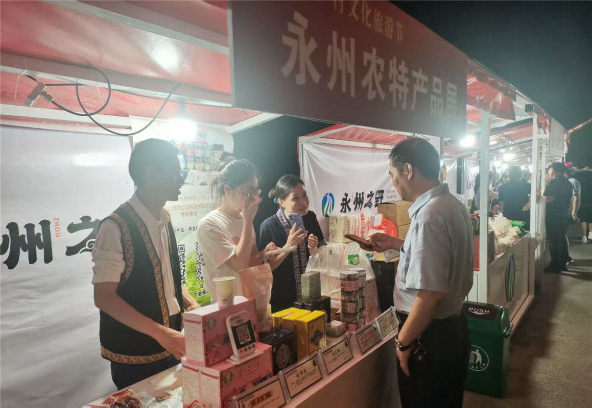 游客在金洞“楠王街”打卡购物 受访单位供图