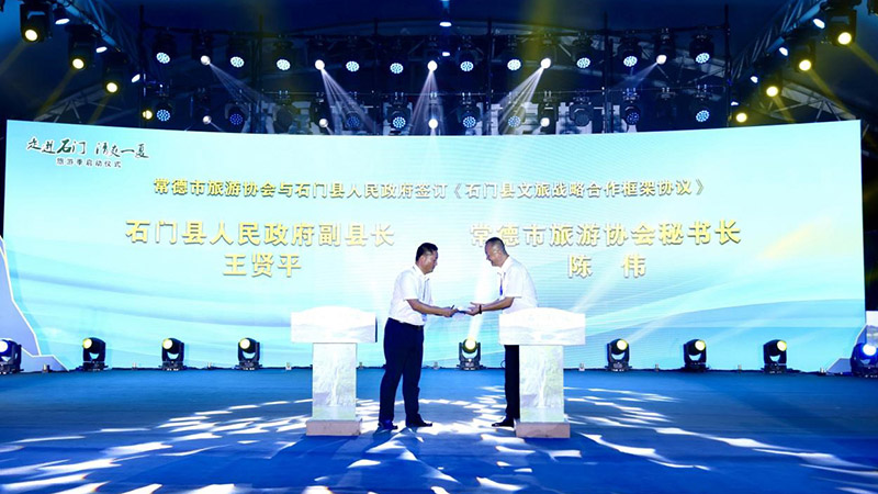 现场签约。李根摄