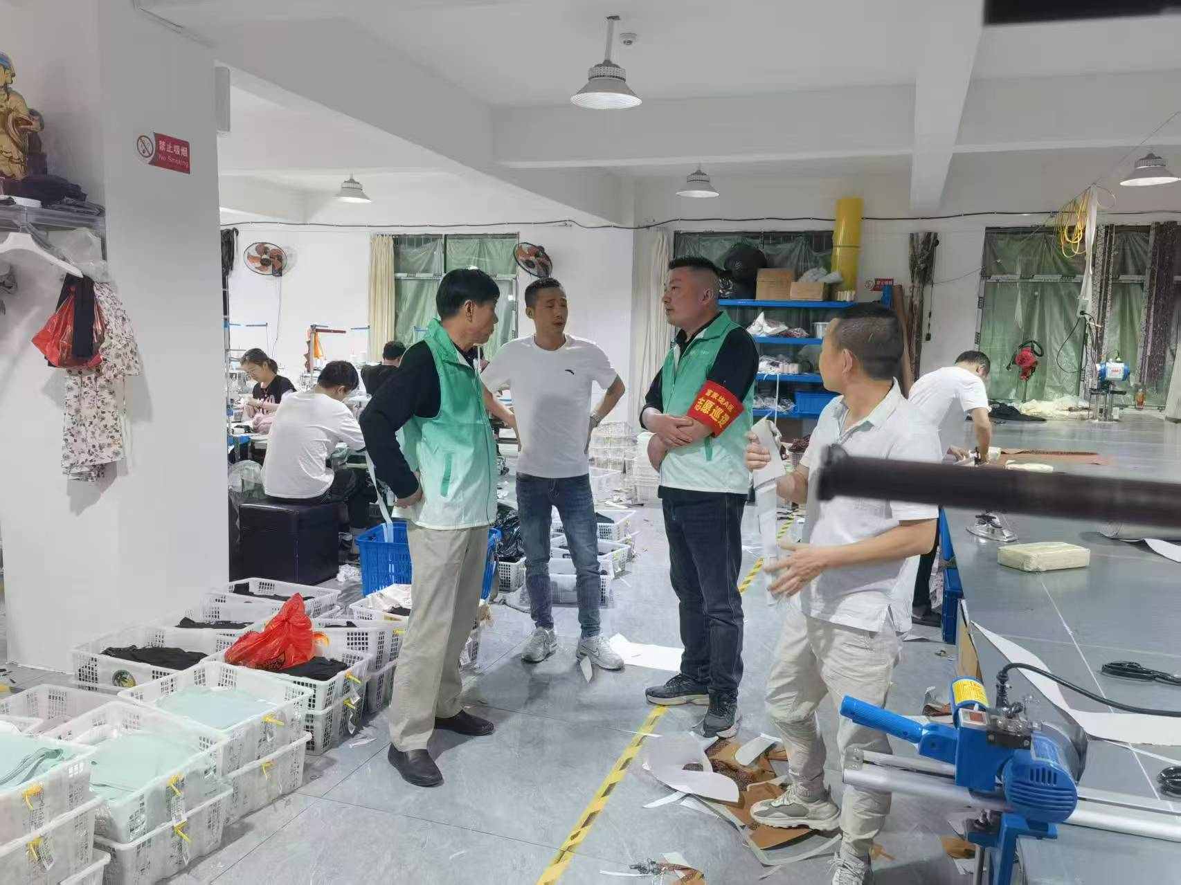 小區消防志願者進行巡防。受訪單位供圖