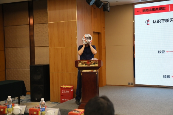 逃生面罩示范。受訪單位供圖