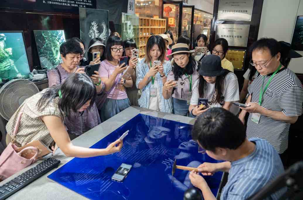 在宝庆瓷刻展示区观赏锤子画。李健摄