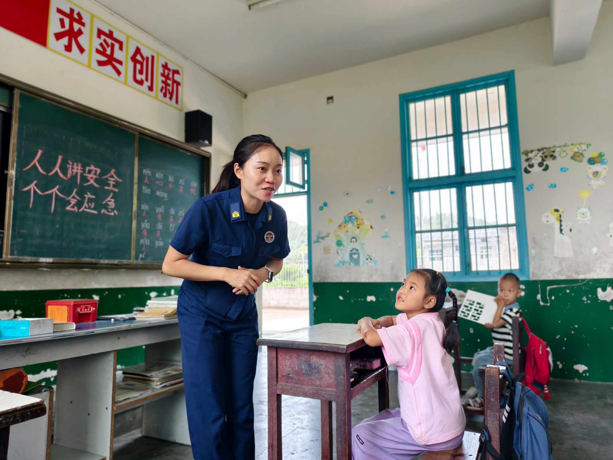 消防宣讲员在孩子们中间，开启了温馨的消防安全小课堂。单位供图