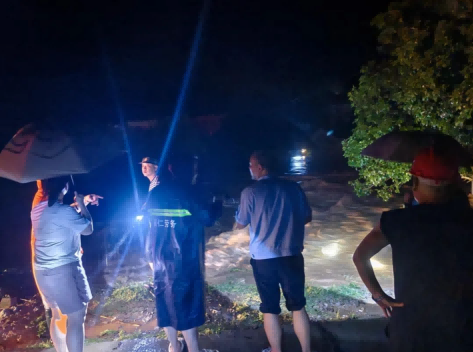 6月19日凌晨2时许，通津铺派出所民警成功救助3名被水围困群众。单位供图