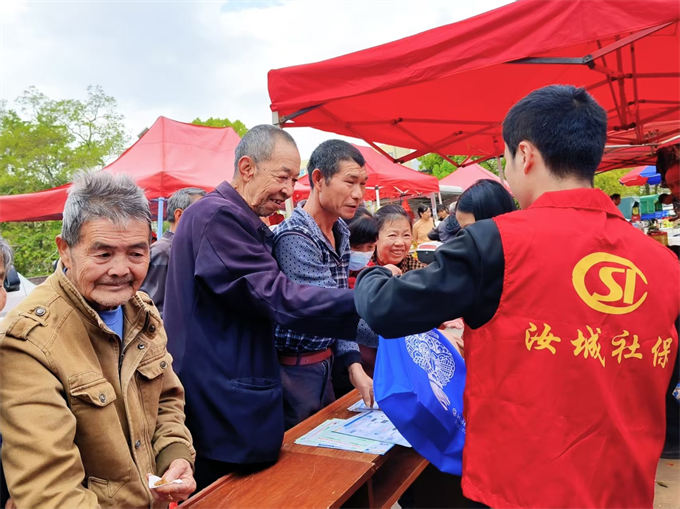汝城县社保中心为赶集群众解读养老保险政策。受访单位供图