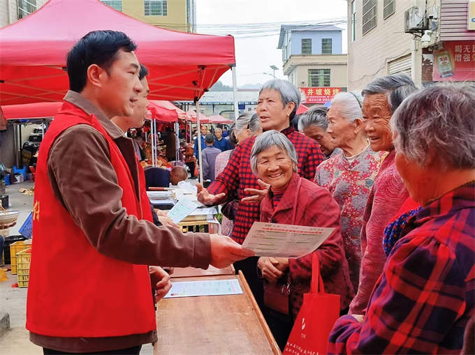 汝城縣井坡鎮圩場支起“政策宣傳攤”。受訪單位供圖