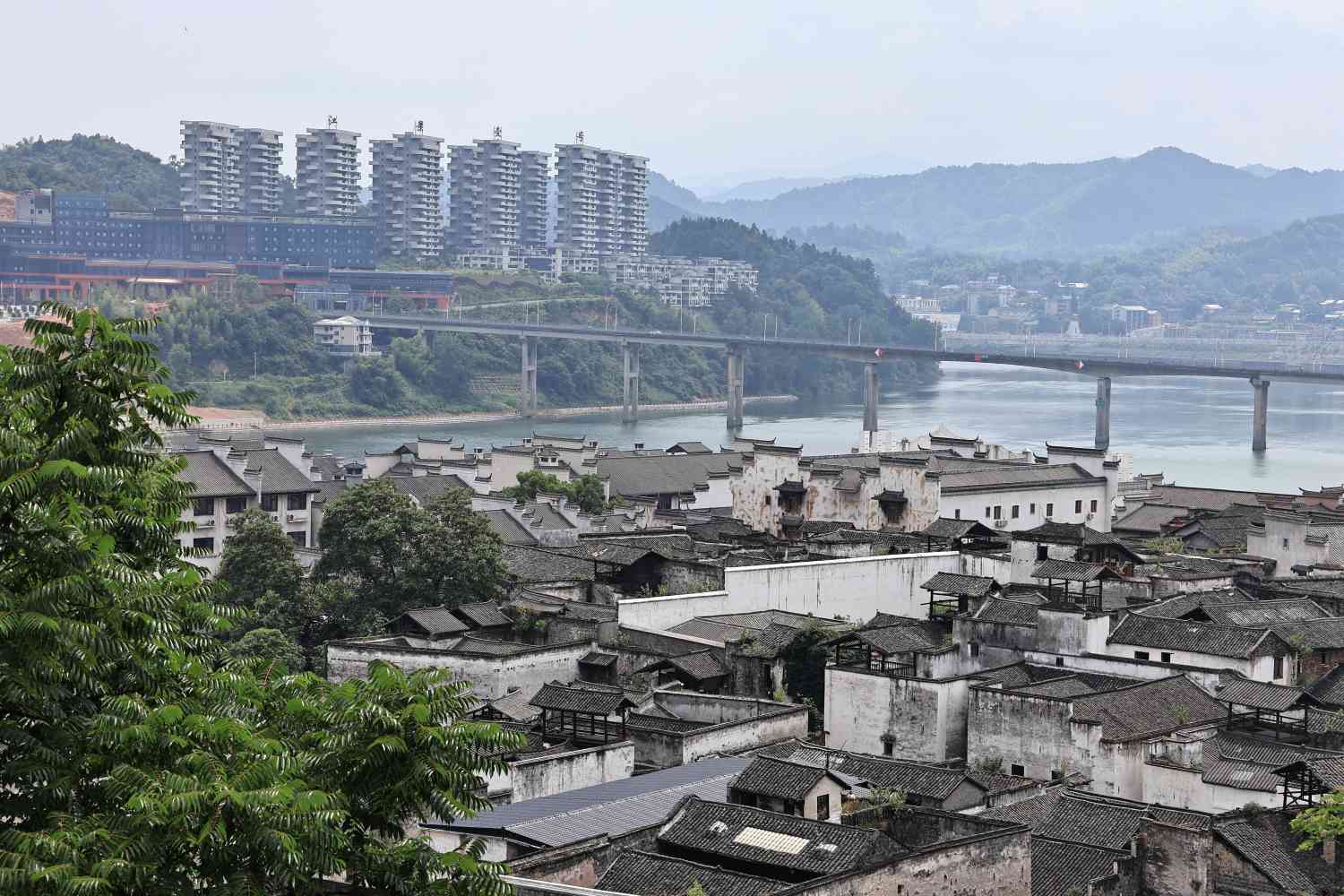 洪江古商城依水而立。谢语欣摄