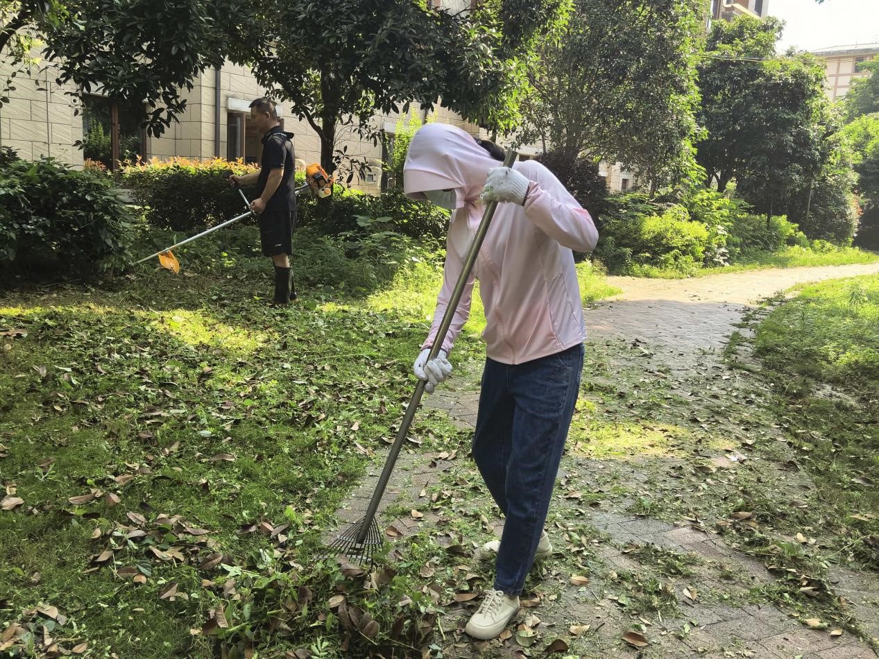 小區志願者自發清掃小區。單位供圖