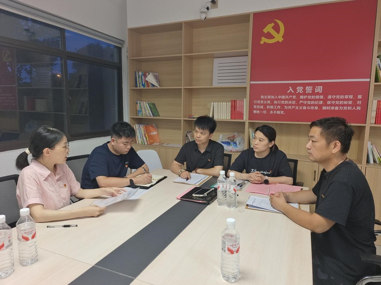 物管會工作人員召開議事會。單位供圖