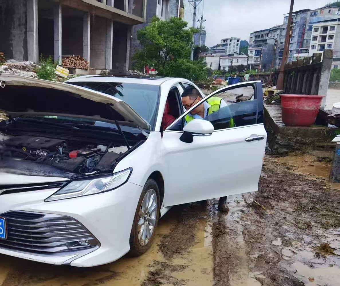 中國太保理賠員在給車輛定損。單位供圖