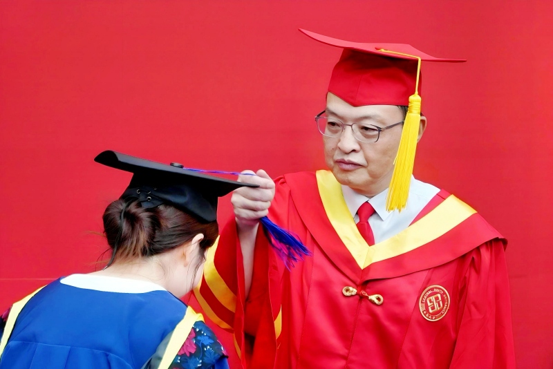校长拨穗。受访单位供图