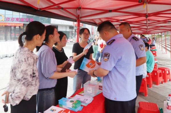 市民正積極參與答題互動（單位供圖）