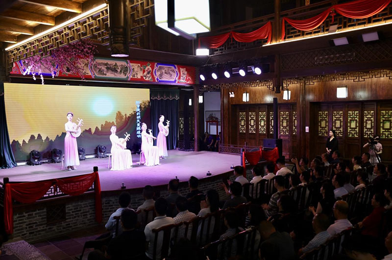 常德絲弦表演《常德是個好地方》。李根攝