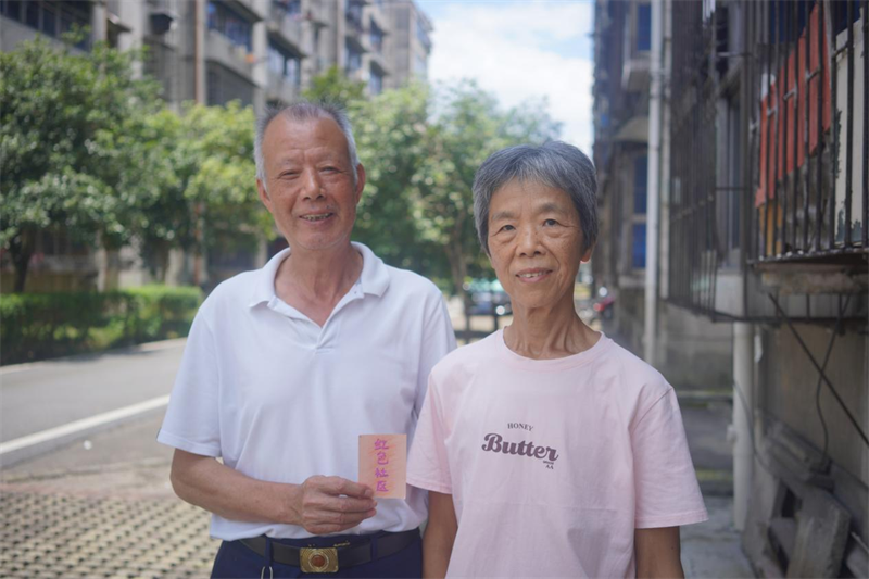宣講團在禾青鎮社區院落講微黨課。受訪單位供圖