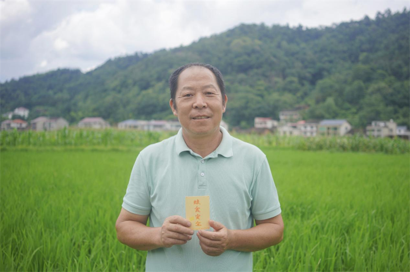 宣講團成員在三尖鎮粘禾村田間開展微黨課宣講。受訪單位供圖