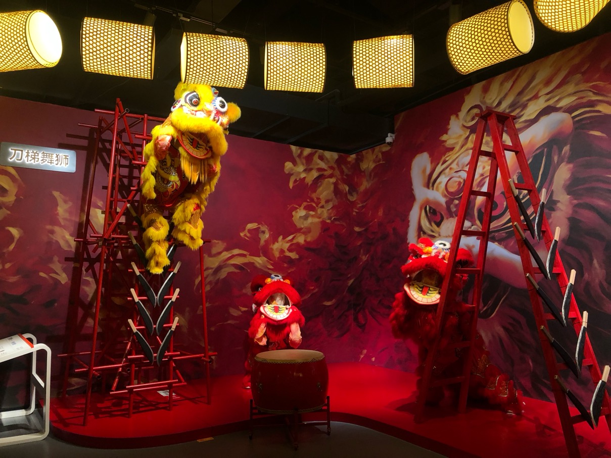 刀梯舞狮。谢语欣摄