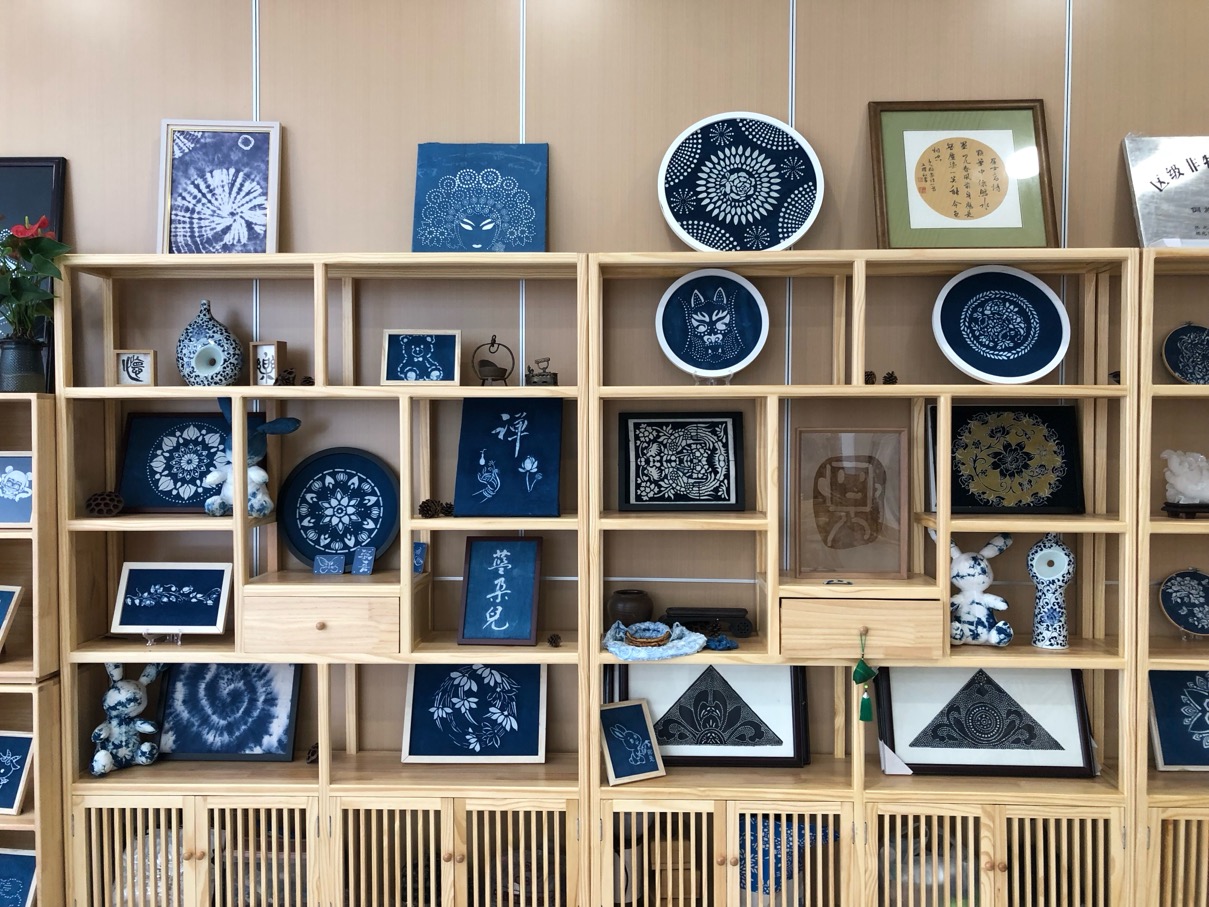蓝染体验区作品展示。谢语欣摄