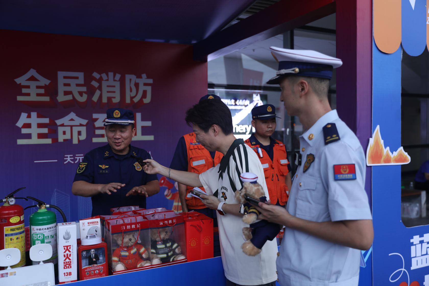 “摆摊设点”话安全（单位供图）