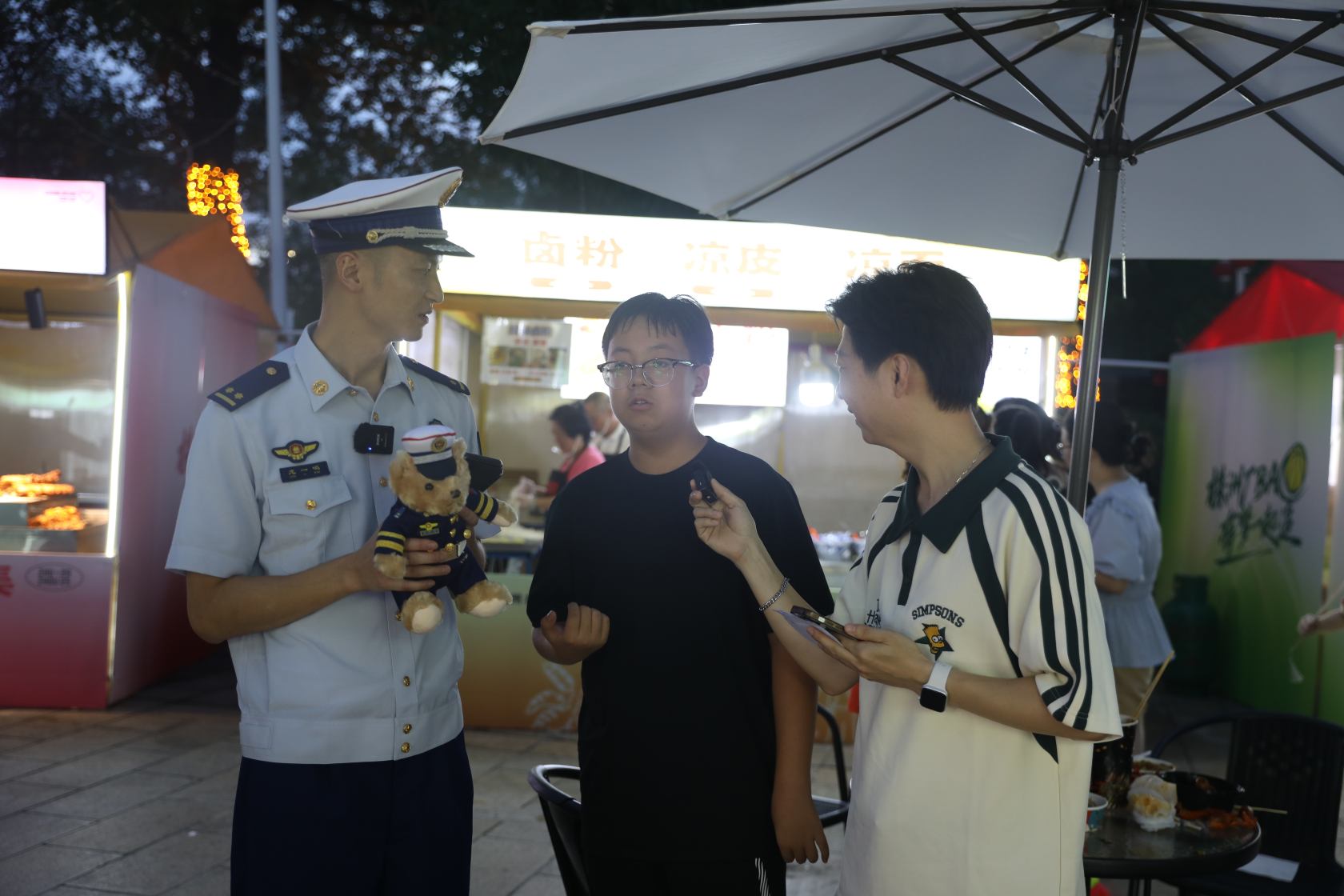 现场“抽查”消防知识，市民游客对答如流（单位供图）