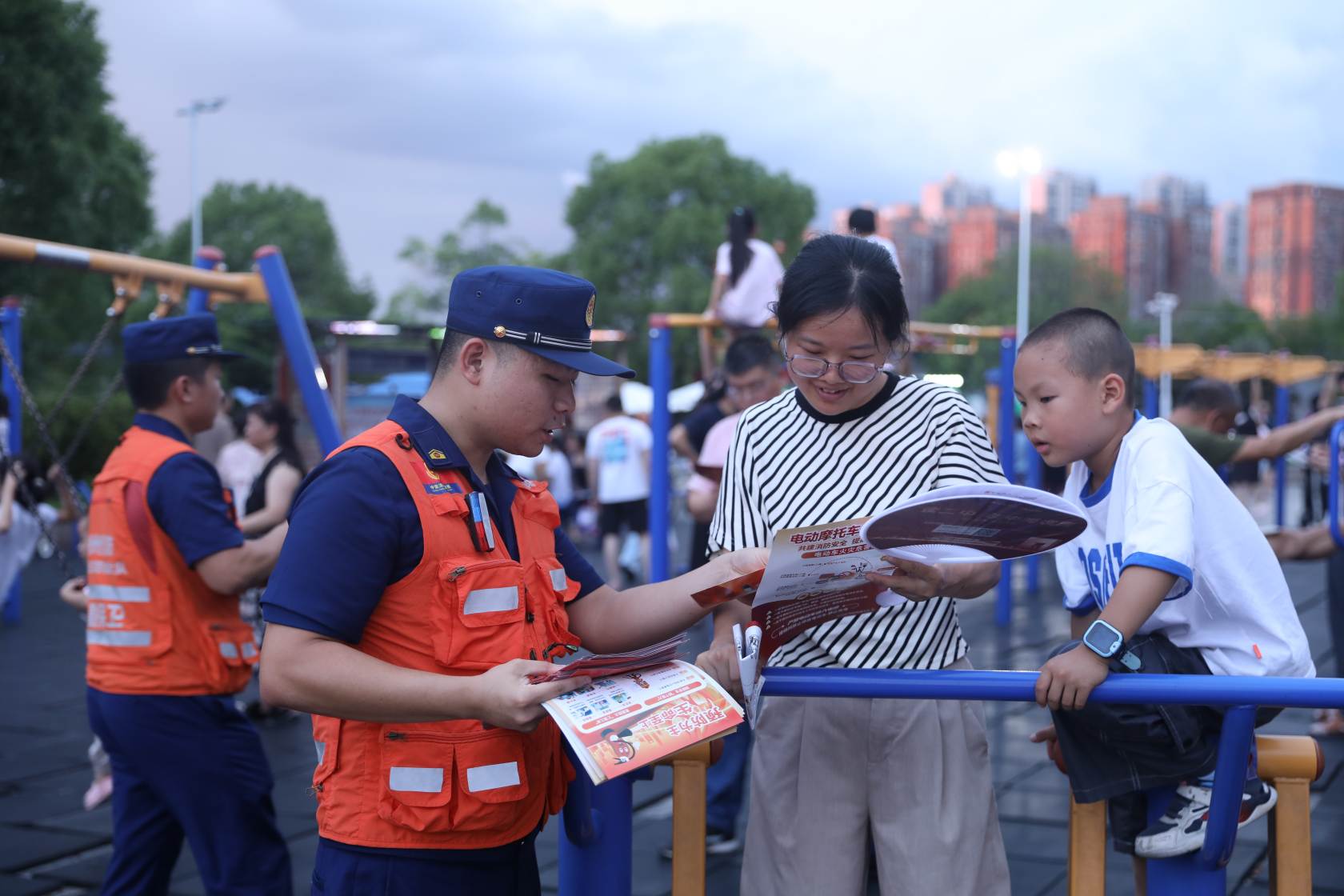 消防宣传员向市民发放宣传资料，宣讲消防常识（单位供图）
