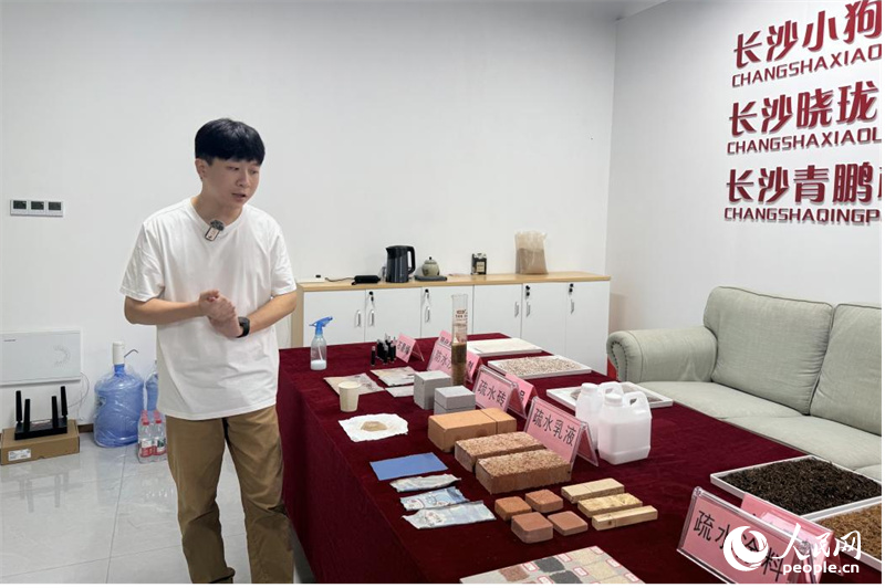 彭文罡正在介紹團隊研發的最新產品。人民網記者 吳茜薇攝