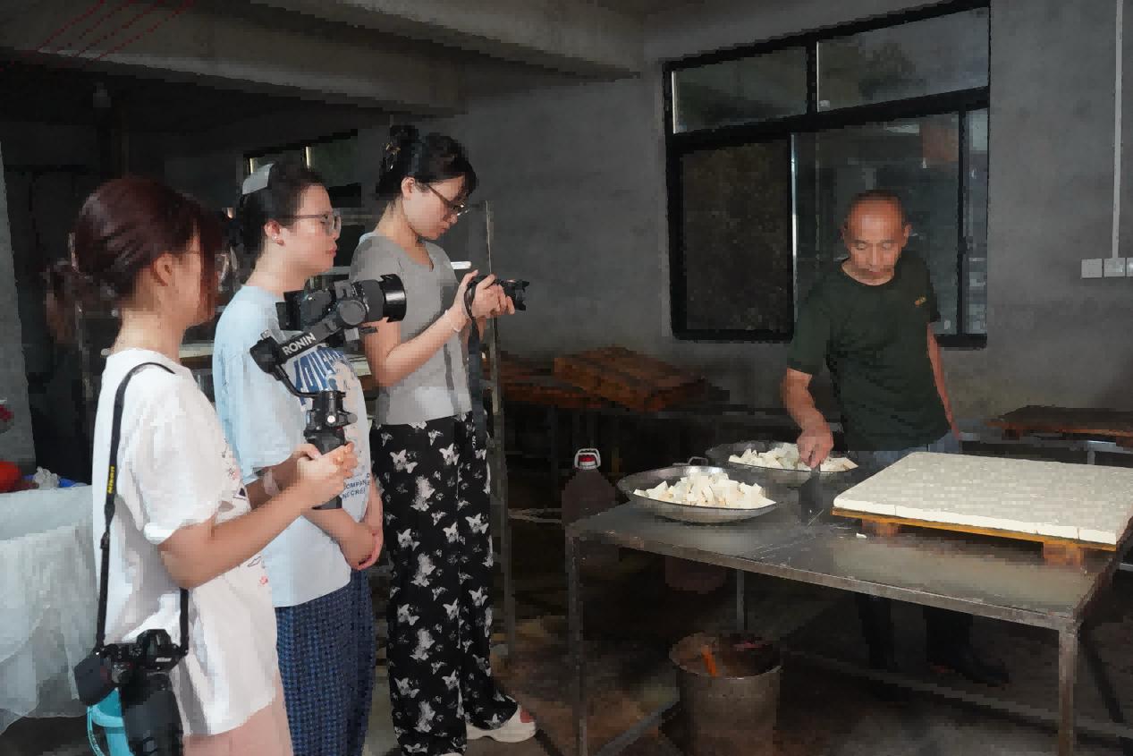 实践团成员在油豆腐工坊调研。王佳艺摄