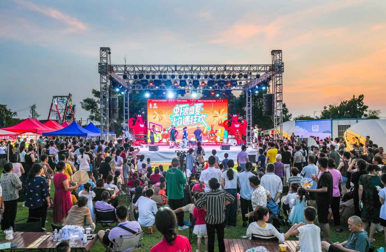 营地晚会现场，浪漫与活力并存。饶国威摄