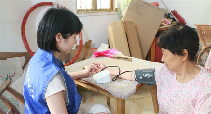 家庭醫生在為老人服務。受訪單位供圖