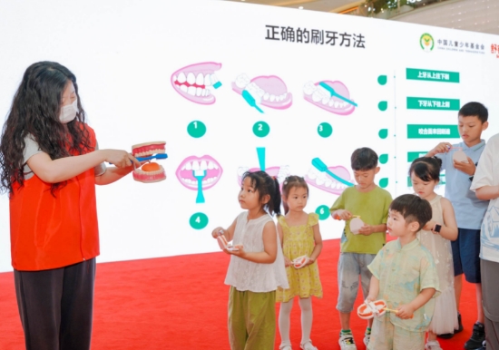专业讲师交孩子如何刷牙。受访单位供图