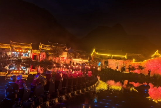 “洗泥节”夜游龙巡游活动。何俊喆摄