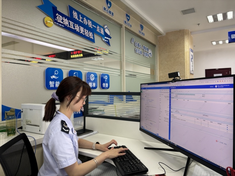 攸县税务局征纳互动运营中心工作人员在线辅导纳税人办理业务。熊心如摄