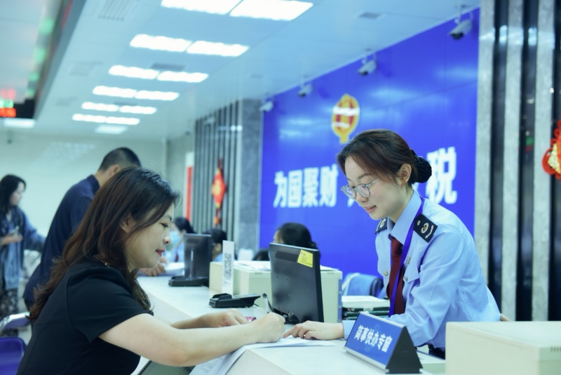 纳税人在湘潭县税务局办税服务厅“简事快办”专窗快捷办理相关涉税业务。黄盼摄