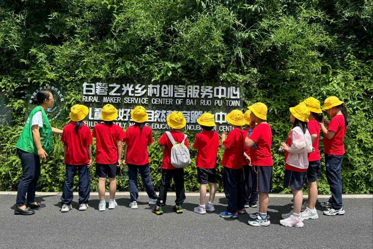 美术学院实践团队成员向白箬铺镇孩子们介绍艺术与乡村振兴的结合点。单位供图